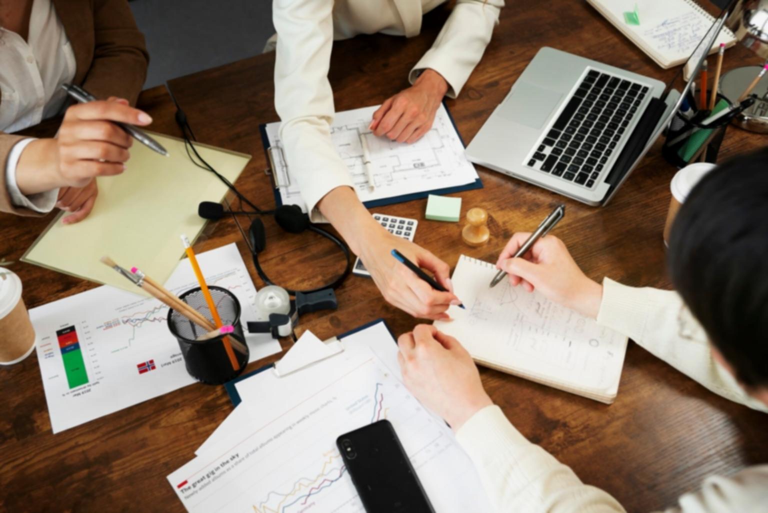 Persona trabajando con documentos financieros y calculadora
