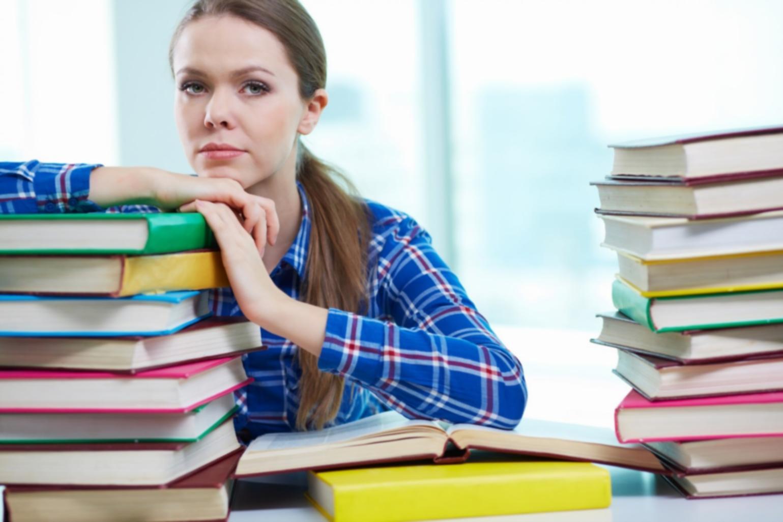 Estudiante organizando sus horarios de estudio con calendario y materiales